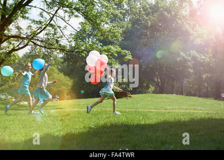 Mädchen im Park mit Luftballons, München, Bayern, Deutschland Stockfoto