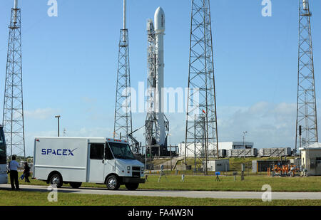 Cape Canaveral, Florida, USA. 21. Dezember 2015.  Eine aktualisierte SpaceX Falcon 9 Rakete ist bei Cape Canaveral Air Force Station am 21. Dezember 2015 zu sehen wo es erwartet Sie einen Start heute Abend um 20:33 Nach einer 24-stündigen Start Verzögerung versucht die Rakete 11 Orbcomm-Kommunikations-Satelliten im Orbit zu platzieren. SpaceX wird auch versucht, zum ersten Mal, die erste Stufe der Rakete zurück an Land zu landen. Bildnachweis: Paul Hennessy/Alamy Live-Nachrichten Stockfoto