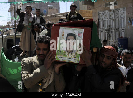 Sanaa, Jemen. 21. Dezember 2015. Menschen tragen den Sarg eines Mannes getötet in einer Schlacht zwischen den jemenitischen Kämpfern loyal gegenüber der Houthi-Bewegung und die saudische Kräfte in Jizan vor zwei Tagen, während ein Trauerzug auf dem Märtyrer Friedhof in Sanaa, Jemen, am 21. Dezember 2015. Bildnachweis: Hani Ali/Xinhua/Alamy Live-Nachrichten Stockfoto