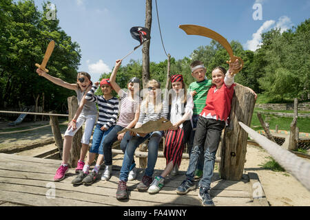 Gruppe von Kindern spielen auf einem Piratenschiff in Abenteuer Spielplatz, Bayern, Deutschland Stockfoto