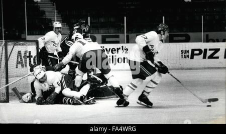 1970 - Weltmeisterschaft im Eishockey, Stockholm 1970, Finnland-Polen Ergebnis: 4: 0 nach der Niederlage gegen sowjetische, die finnische Mannschaft heute gewann das Spiel gegen Polen und die finnische Trainer sagt, dass die Finnen nun besser sein wird und, dass das finnische Juhani Tamminen center zwischen Abo und Stockholm nach jedem Spiel fliegen soll, da musste er im Abo zu studieren. Bild zeigt: rechts vorne nr 17 Tadeusz Obloj allein mit Puck und viele Spieler spielen vor dem finnischen Tor kämpft. © Keystone Bilder USA/ZUMAPRESS.com/Alamy Live-Nachrichten Stockfoto