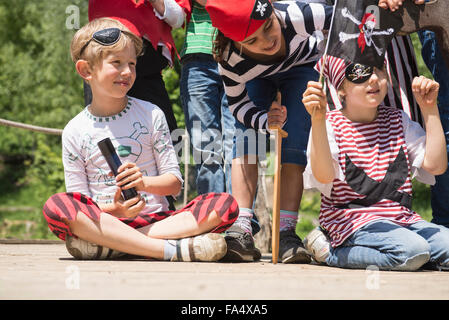 Gruppe von Kindern spielen auf einem Piratenschiff in Abenteuer Spielplatz, Bayern, Deutschland Stockfoto