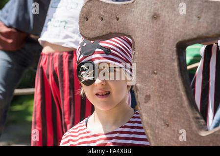 Junge als Pirat verkleidet, Spielplatz, Bayern, Deutschland Stockfoto