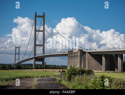Hoch aufragenden Gewitterwolken bieten eine brillante und dramatische Kulisse Humber Bridge Stockfoto