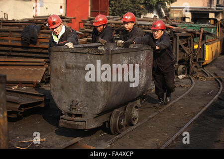 Porträts von chinesischen Bergleute bei einem Kohle in Huaibei, Provinz Anhui, Ost-China am 21. November 2015. Stockfoto