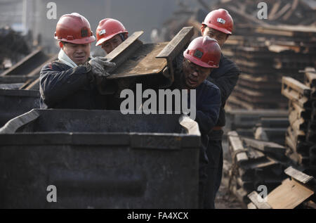 Porträts von chinesischen Bergleute bei einem Kohle in Huaibei, Provinz Anhui, Ost-China am 21. November 2015. Stockfoto