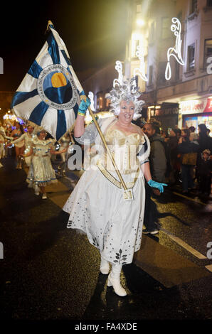 Brighton, Sussex, UK. 21. Dezember 2015. Tausende von Menschen, einschließlich der lokalen Schulen nehmen an dem Ausbrennen der Uhren Wintersonnenwende in Brighton heute Abend Parade Teil. Brennen der Uhren ist ein Winter-Sonnenwende-Festival, findet jedes Jahr in Brighton statt durch die gleichen Himmel Arts Group organisiert und startete 1993 Credit: Simon Dack/Alamy Live News Stockfoto