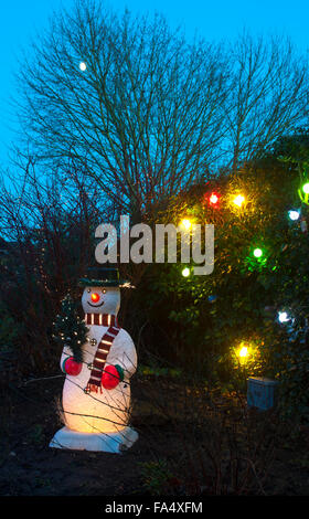 Eathorpe, Warwickshire, UK. 21. Dezember 2015. Weihnachtsbeleuchtung sind Bestandteil der jährlichen Anzeige für wohltätige Zwecke in dem Dorf Eathorpe. Diese beliebte Veranstaltung zieht viele Besucher, die Spenden können in die Sammelboxen außerhalb der eingerichteten Cottages, die Linie den Hauptort Straße. Bildnachweis: Colin Underhill/Alamy Live-Nachrichten Stockfoto