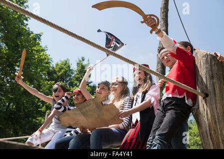 Gruppe von Kindern spielen auf einem Piratenschiff in Abenteuer Spielplatz, Bayern, Deutschland Stockfoto