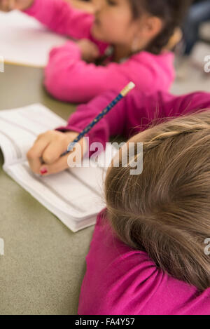 Müde Schulmädchen schlafen im Klassenzimmer, Fürstenfeldbruck, Bayern, Deutschland Stockfoto