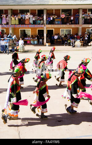 Bunte Tänzerinnen in traditionellen Kostümen und Masken, Zuschauer, an einer Parade auf der 500-Jahr-Feier des Luribay, Bolivien Stockfoto