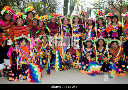 Bunte Tänzerinnen in traditionellen Kostümen und Masken, Zuschauer, an einer Parade auf der 500-Jahr-Feier des Luribay, Bolivien Stockfoto