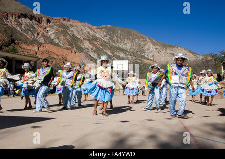 Tänzerinnen in traditionellen Kostümen und Masken, Zuschauer, Musiker in einer Parade auf der 500-Jahr-Feier des Luribay, Bolivien Stockfoto