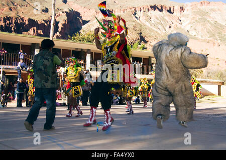 Tänzerinnen in traditionellen Kostümen und Masken, Zuschauer, Musiker in einer Parade auf der 500-Jahr-Feier des Luribay, Bolivien Stockfoto