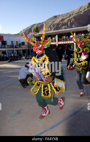 Tänzerinnen in traditionellen Kostümen und Masken, Zuschauer, Musiker in einer Parade auf der 500-Jahr-Feier des Luribay, Bolivien Stockfoto