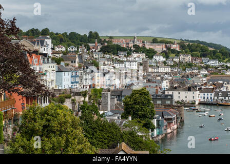 Blick über den Fluss Dart in Richtung Dartmouth und Britannia Royal Naval College Stockfoto