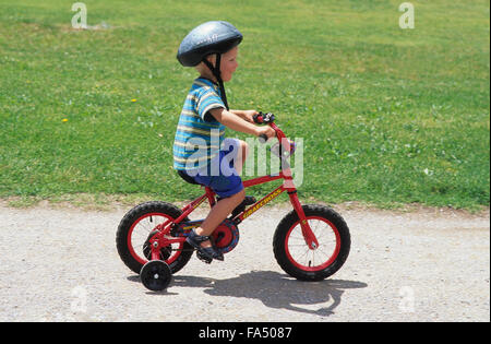 Radfahren, junge auf Fahrrad mit Helm und Stabilisatoren, junge ca. 2 Jahre alt. Stockfoto