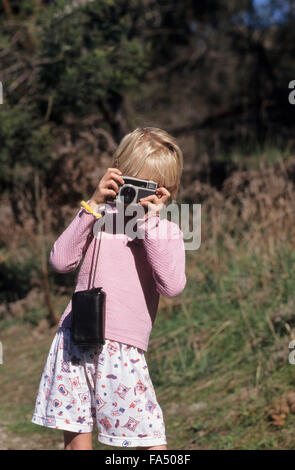 Junges Mädchen ca. 7 ein Foto mit einer alten Filmkamera. Stockfoto