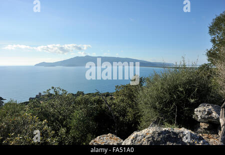 Italien, Toskana, Argentario, Orbetello, Ansedonia, Meer und Landzunge des Monte Argentario von der antiken Stadt Cosa aus gesehen Stockfoto