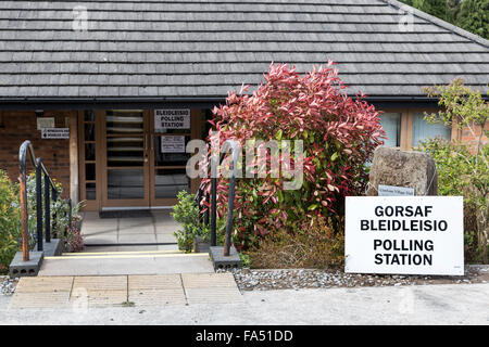 Zweisprachige Wahllokal Zeichen, Llanfoist, Wales, UK Stockfoto