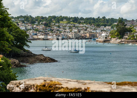 Blick über den Fluss Dart in Richtung Dartmouth und Britannia Royal Naval College Stockfoto