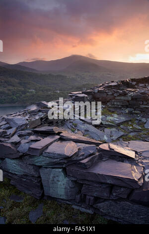 MOEL Eilio, Teil der Snowdon Mountain Gruppe betrachtet über Llanberis aus Dinorwic-Steinbruch bei Sonnenuntergang Stockfoto