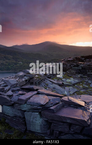 MOEL Eilio, Teil der Snowdon Mountain Gruppe betrachtet über Llanberis aus Dinorwic-Steinbruch bei Sonnenuntergang Stockfoto