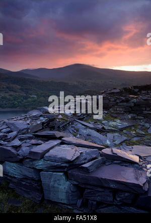 MOEL Eilio, Teil der Snowdon Mountain Gruppe betrachtet über Llanberis aus Dinorwic-Steinbruch bei Sonnenuntergang Stockfoto