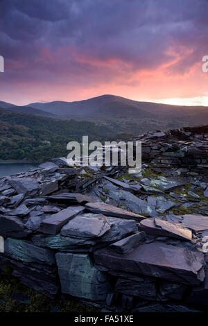 MOEL Eilio, Teil der Snowdon Mountain Gruppe betrachtet über Llanberis aus Dinorwic-Steinbruch bei Sonnenuntergang Stockfoto