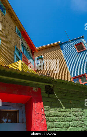 Fenster des lebendigen Wellpappe Häuser in La Boca, Buenos Aires, Argentinien Stockfoto