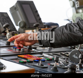 Kapitän Anpassung Steuerelemente auf einem Schiff Brücke, Nahaufnahme, Antarktis Stockfoto