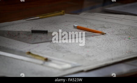 Mapping-Charts auf Schiffs Brücke, Nahaufnahme, Antarktis Stockfoto