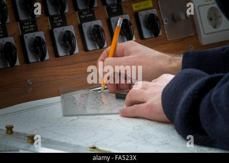 Kapitän Überprüfung Diagramme auf Schiffs-Brücke, Nahaufnahme, Antarktis Stockfoto