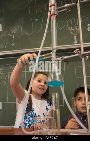 Schülerinnen und Schüler Mischen von Flüssigkeit im Chemieunterricht, Fürstenfeldbruck, Bayern, Deutschland Stockfoto