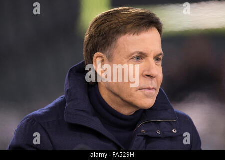 Philadelphia, Pennsylvania, USA. 20. Dezember 2015. NBC Sports Bob Costas blickt auf vor dem NFL-Spiel zwischen den Arizona Cardinals und den Philadelphia Eagles am Lincoln Financial Field in Philadelphia, Pennsylvania. Die Arizona Cardinals gewann 40-17. Die Arizona Cardinals clinch NFC West Division. Christopher Szagola/CSM/Alamy Live-Nachrichten Stockfoto