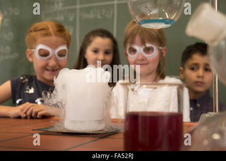 Grundschüler machen Experiment mit reeky Flüssigkeit im Chemieunterricht, Fürstenfeldbruck, Bayern, Deutschland Stockfoto