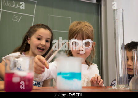 Schülerinnen und Schüler Mischen von Flüssigkeit im Chemieunterricht, Fürstenfeldbruck, Bayern, Deutschland Stockfoto