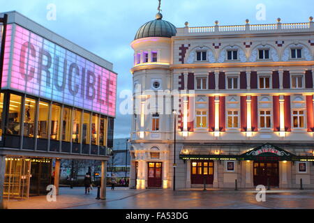 Crucible Theatre (l) und das Lyceum Theatre in der Mitte der Stadt von Sheffield, Yorkshire England UK Stockfoto