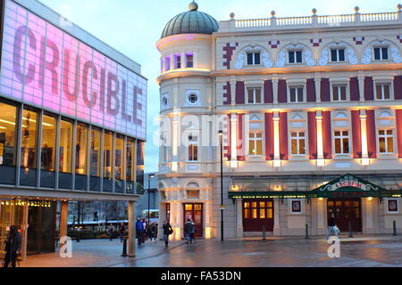 Crucible Theatre (l) und das Lyceum Theatre in der Mitte der Stadt von Sheffield, Yorkshire England UK Stockfoto