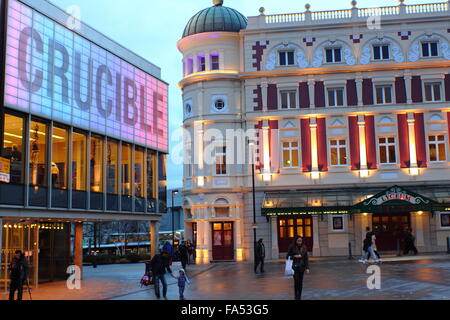 Crucible Theatre (l) und das Lyceum Theatre in der Mitte der Stadt von Sheffield, Yorkshire England UK Stockfoto