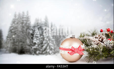 Funkelnde Weihnachten Hintergrund mit Christbaumkugeln Stockfoto