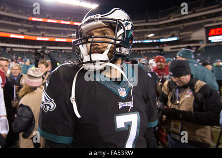 Philadelphia, Pennsylvania, USA. 20. Dezember 2015. Philadelphia Eagles-quarterback Sam Bradford (7) blickt auf eine nach dem NFL-Spiel zwischen den Arizona Cardinals und den Philadelphia Eagles am Lincoln Financial Field in Philadelphia, Pennsylvania. Die Arizona Cardinals gewann 40-17. Die Arizona Cardinals clinch NFC West Division. Christopher Szagola/CSM/Alamy Live-Nachrichten Stockfoto