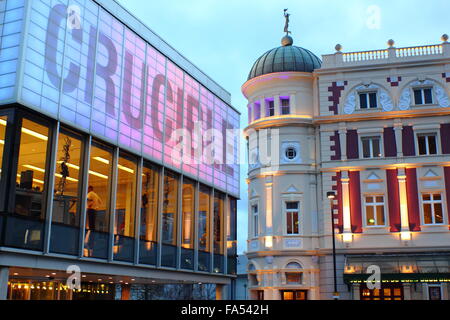 Crucible Theatre (l) und das Lyceum Theatre in der Mitte der Stadt von Sheffield, Yorkshire England UK Stockfoto