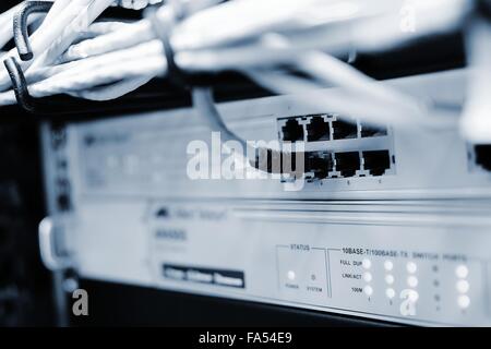 Patch Netzwerkkabel anschließen an das Ethernet RJ45-Port Netzwerk-Switch. Stockfoto