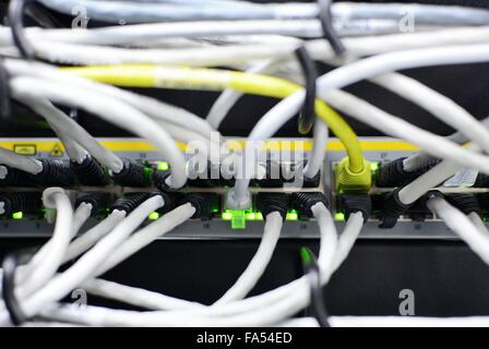 Weiß-Networking-Patch-Kabel anschließen an das Ethernet RJ45-Port Netzwerk-Switch. Grüne led leuchtet. Stockfoto