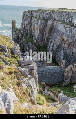 St. Govan Kapelle befindet sich eine Kapelle befindet sich am St. Govan Kopf, Pembrokeshire im Südwesten von Wales. Stockfoto