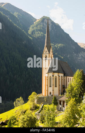 St. Vincent-Kirche mit Berg im Hintergrund, Heiligenblut, Kärnten, Österreich Stockfoto