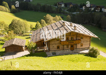 Erhöhte Ansicht von traditionellen Häusern auf Hügel, Heiligenblut, Kärnten, Österreich Stockfoto