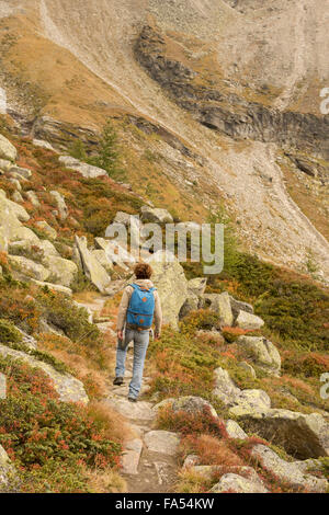 Rückansicht des Reifen Wanderer Klettern am Berg, Österreichische Alpen, Zirmsee, Kärnten, Österreich Stockfoto