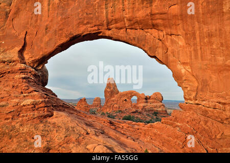 Turret Arch gesehen durch Nord Fenster, Arches-Nationalpark, Moab, Utah, USA Stockfoto